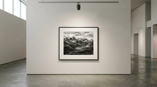 Cornici su misura per fotografi professionisti: guida ai grandi formati e alla stampa fine art
