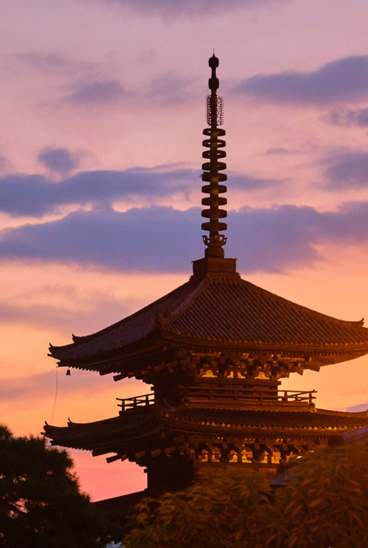 Pagoda giapponese al tramonto, mostra fotografica Magico Giappone alla Torteria di Modena