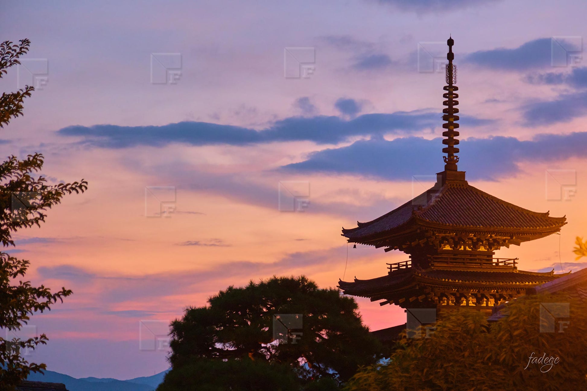 Après le coucher du soleil sur le temple Toji à Kyoto