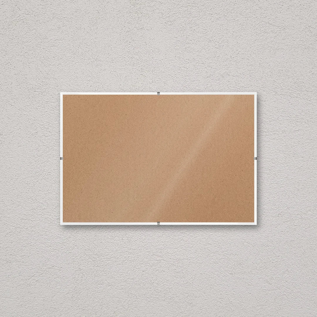 La montatura a giorno 20×30 cm a parete di traverso, senza stampa: attraverso il fronte si vede il retro in MDF