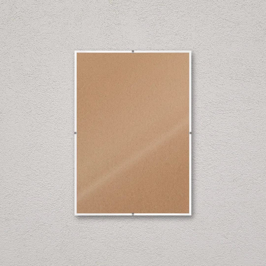 La montatura a giorno 21×30 cm a parete, senza stampa: attraverso il fronte si vede il retro in MDF