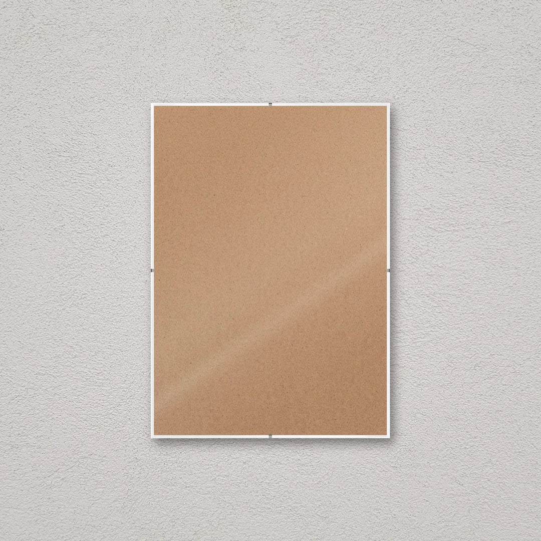 La montatura a giorno 29,7×42 cm a parete, senza stampa: attraverso il fronte si vede il retro in MDF