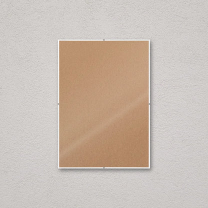 La montatura a giorno 29,7×42 cm a parete, senza stampa: attraverso il fronte si vede il retro in MDF