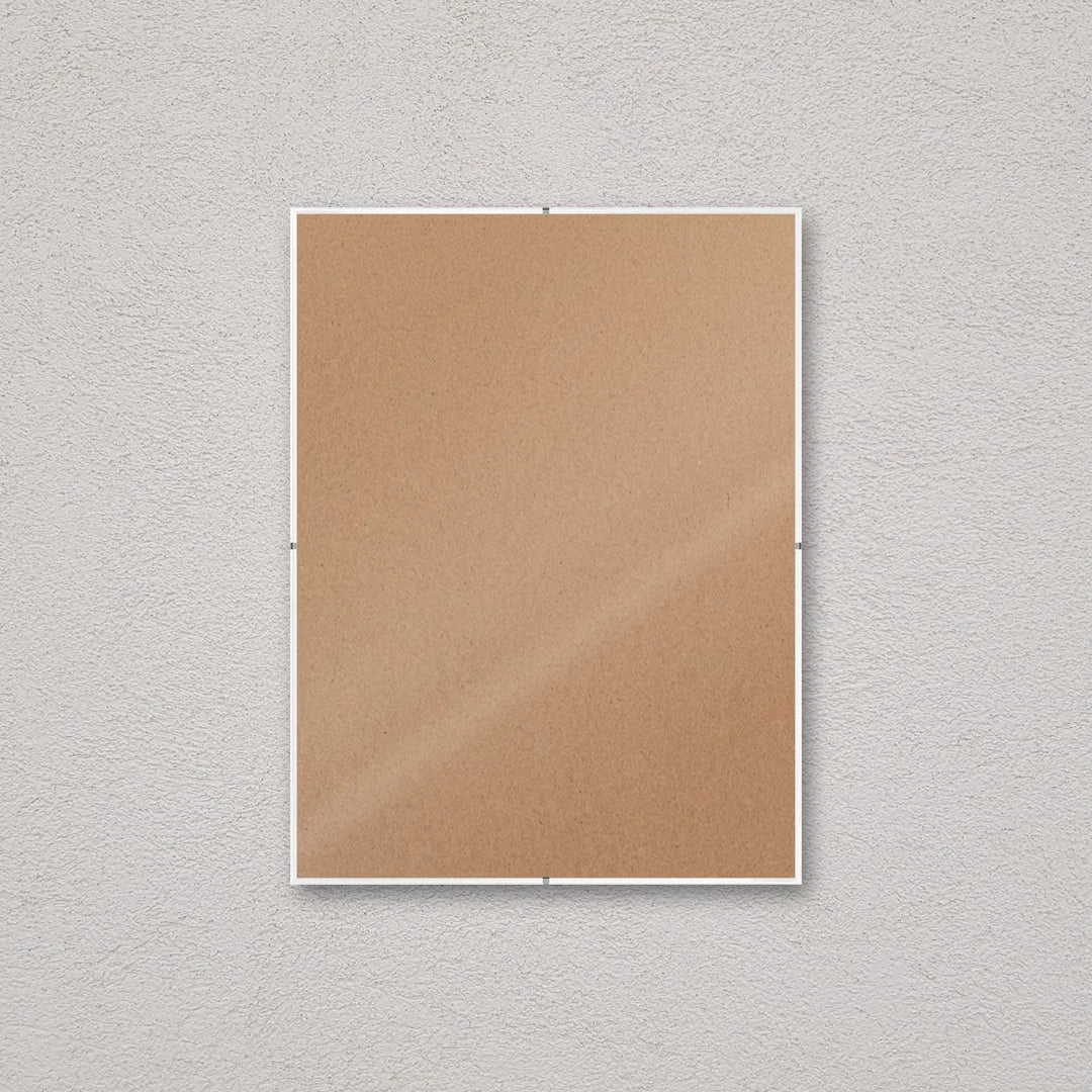 La montatura a giorno 30×40 cm a parete, senza stampa: attraverso il fronte si vede il retro in MDF