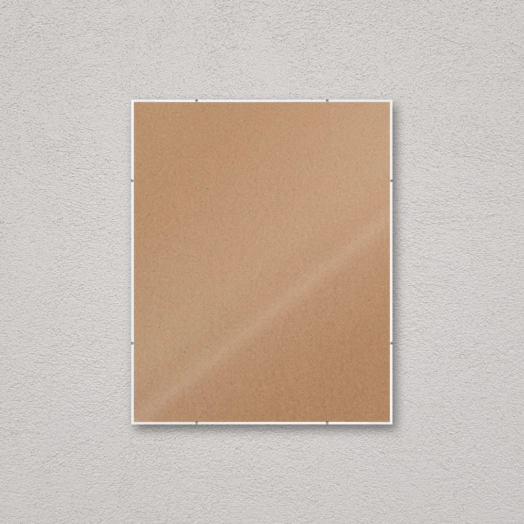 La montatura a giorno 40×50 cm a parete, senza stampa: attraverso il fronte si vede il retro in MDF