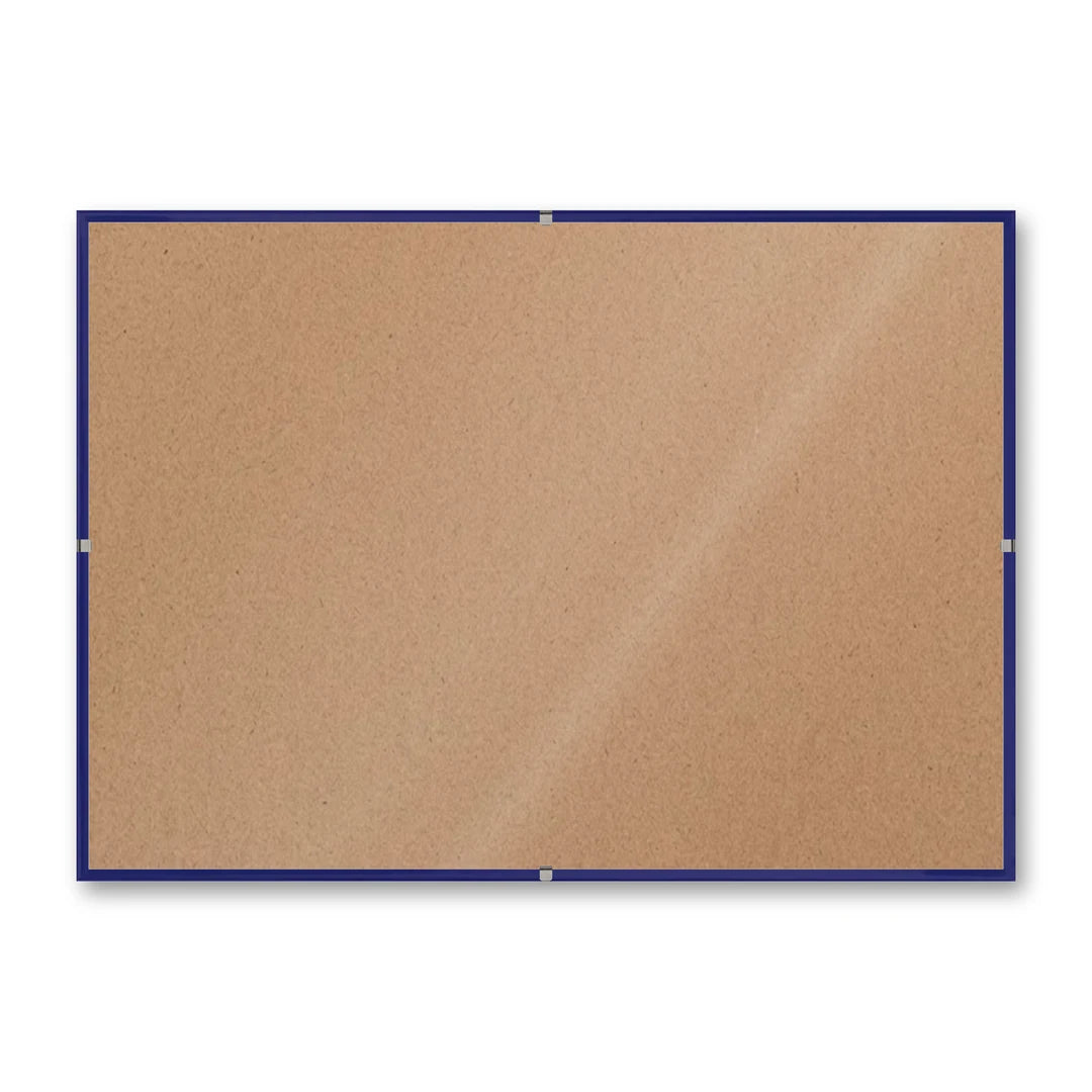 La montatura a giorno 21×29,7 cm di traverso su fondo bianco, senza stampa