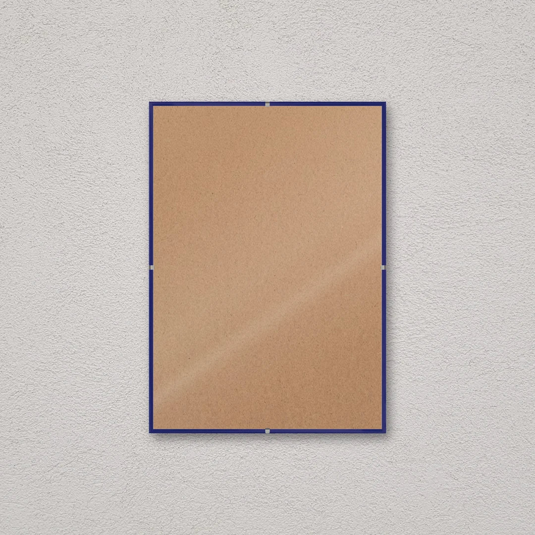 La montatura a giorno 21×29,7 cm a parete, senza stampa: attraverso il fronte si vede il retro in MDF
