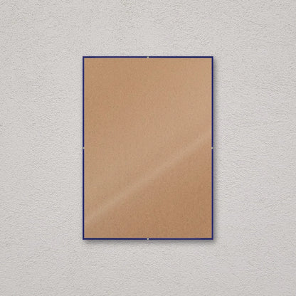La montatura a giorno 29,7×42 cm a parete, senza stampa: attraverso il fronte si vede il retro in MDF