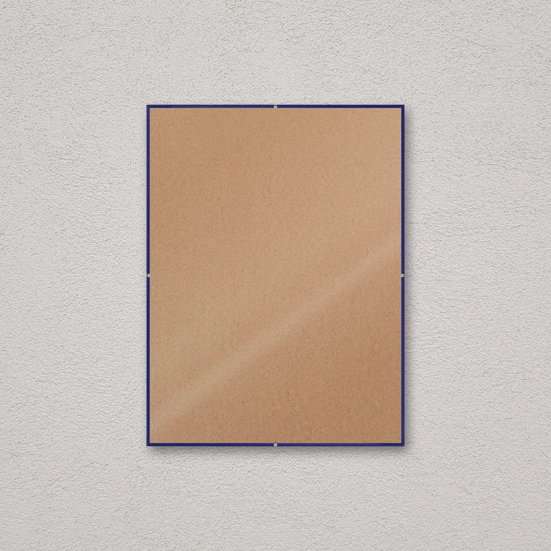 La montatura a giorno 30×40 cm a parete, senza stampa: attraverso il fronte si vede il retro in MDF