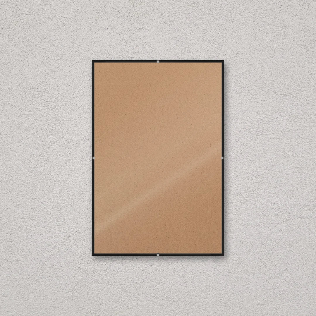La montatura a giorno 20×30 cm a parete, senza stampa: attraverso il fronte si vede il retro in MDF
