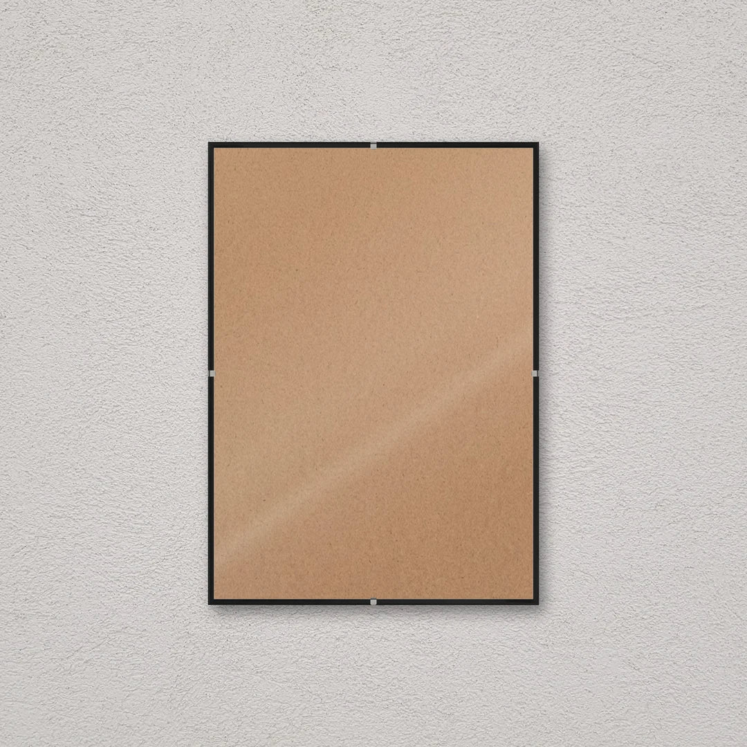La montatura a giorno 21×29,7 cm a parete, senza stampa: attraverso il fronte si vede il retro in MDF