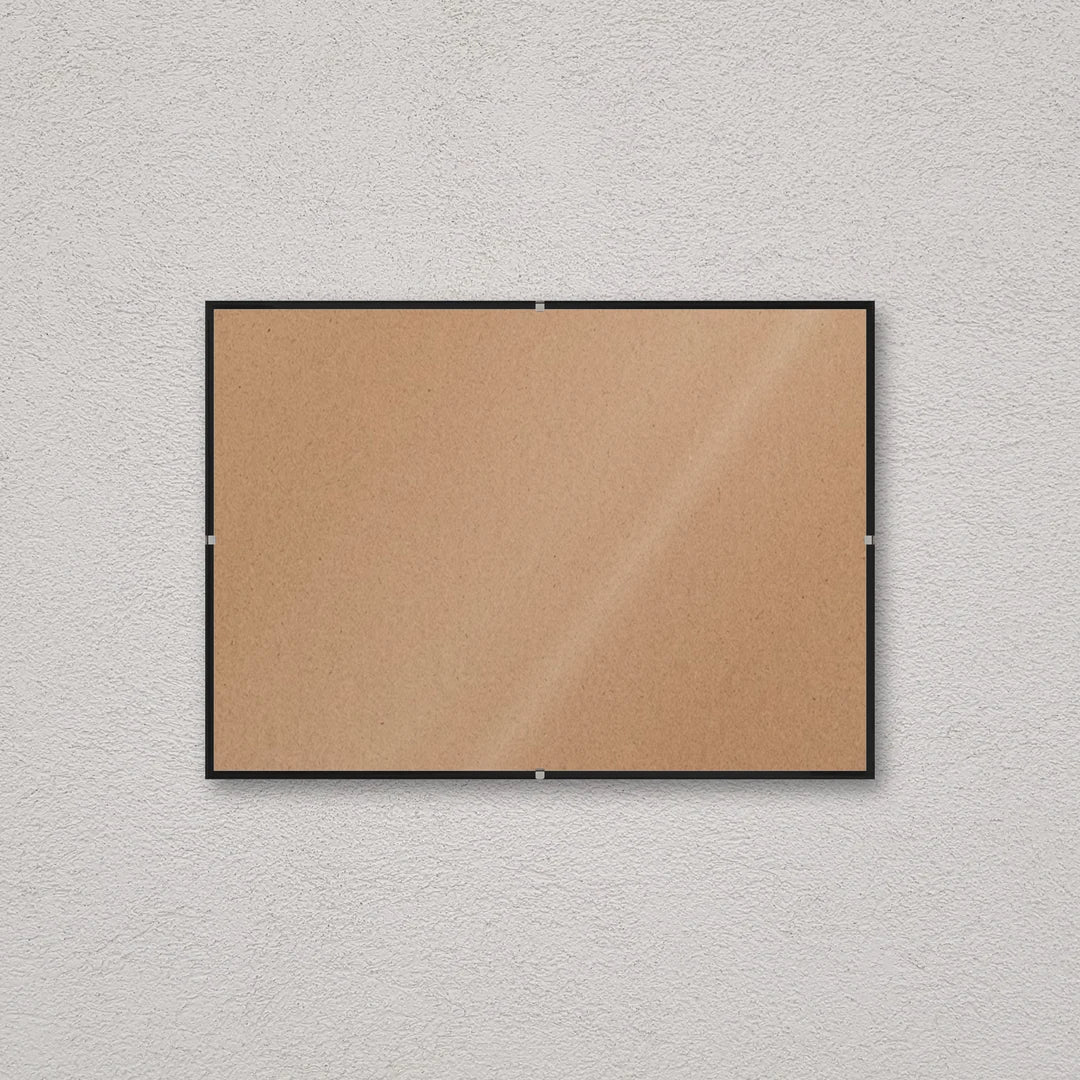 La montatura a giorno 21×29,7 cm a parete di traverso, senza stampa: attraverso il fronte si vede il retro in MDF