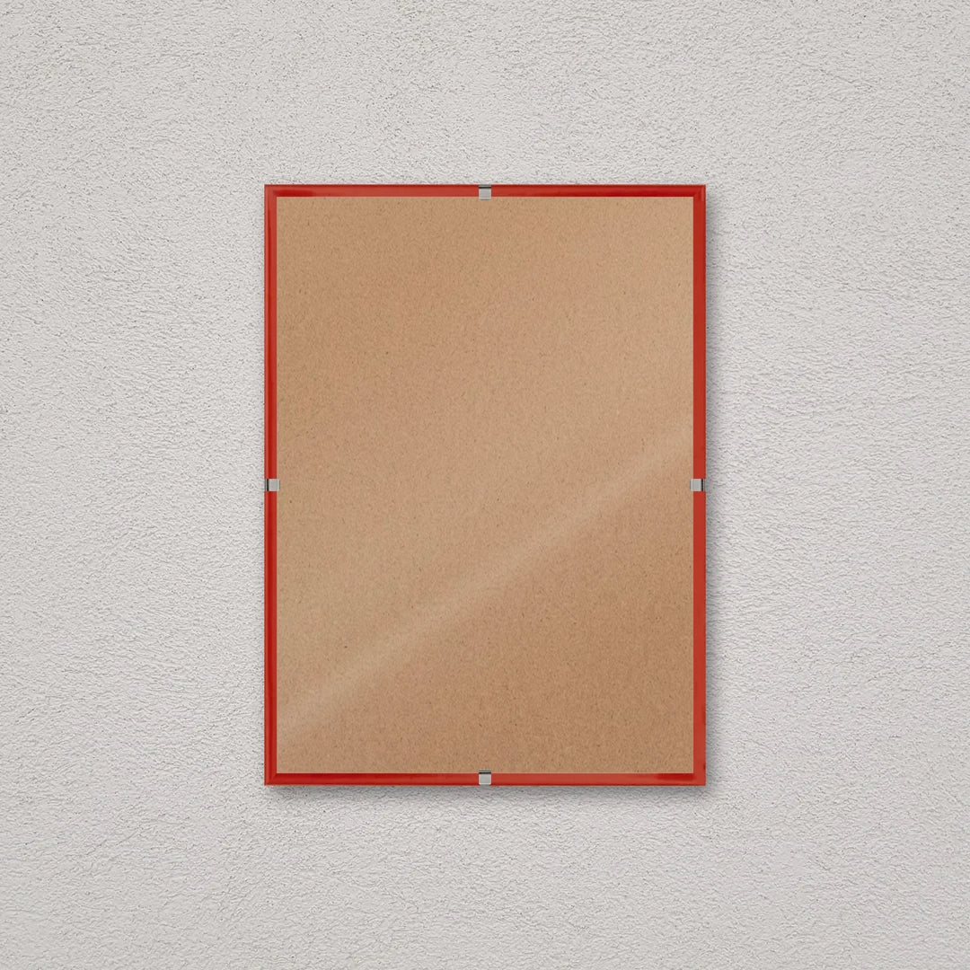 La montatura a giorno 13×18 cm a parete, senza stampa: attraverso il fronte si vede il retro in MDF