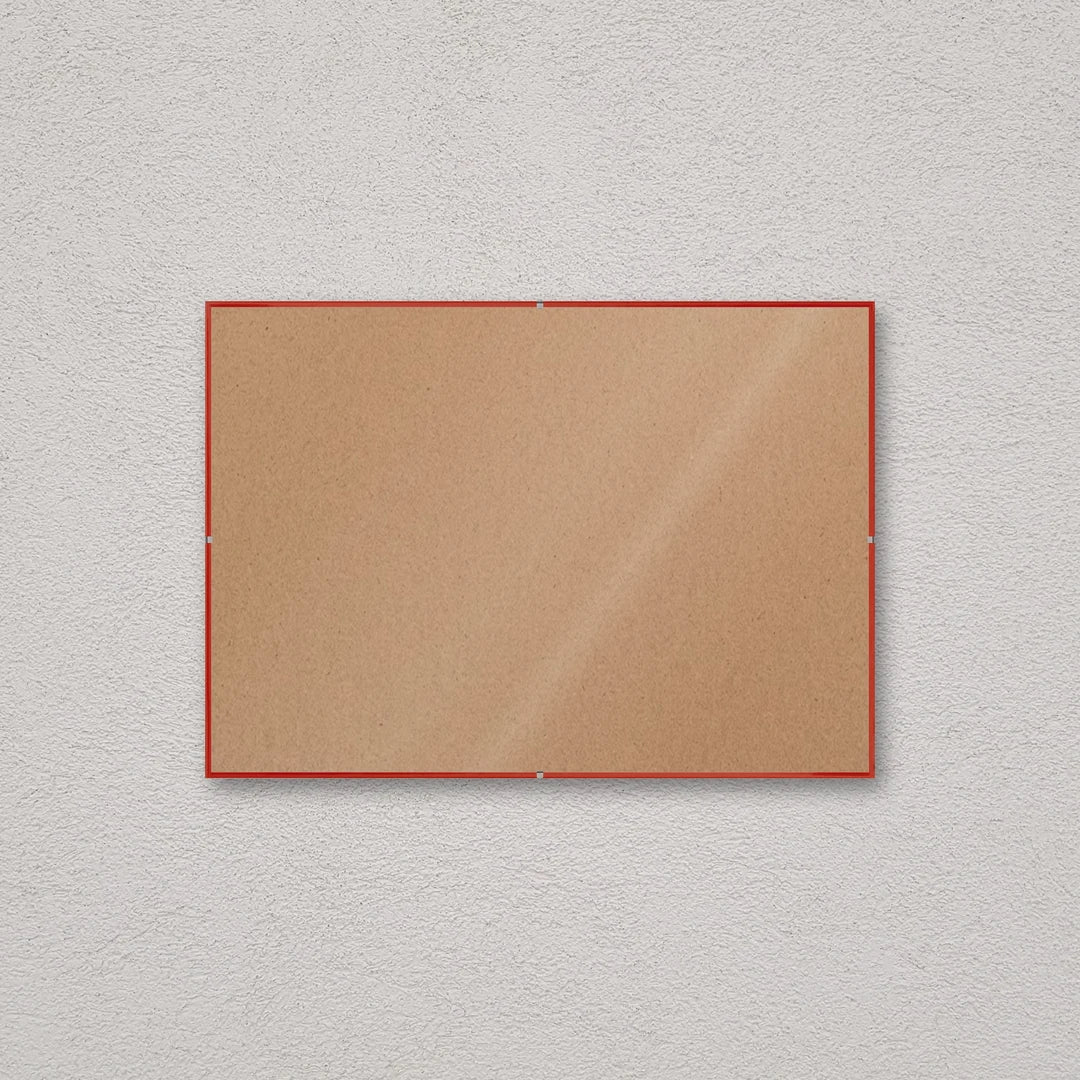 La montatura a giorno 29,7×42 cm a parete di traverso, senza stampa: attraverso il fronte si vede il retro in MDF