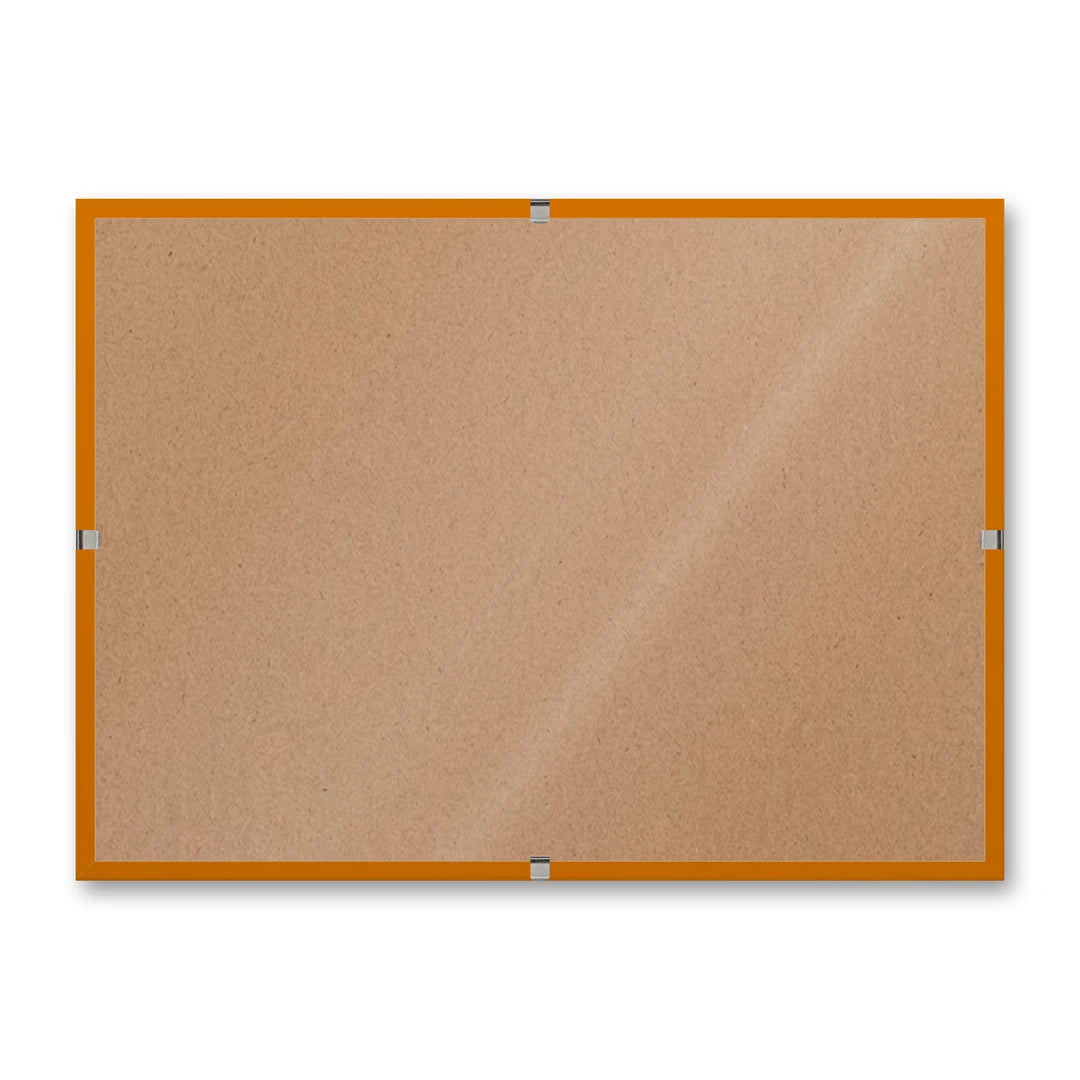 La montatura a giorno 13×18 cm di traverso su fondo bianco, senza stampa