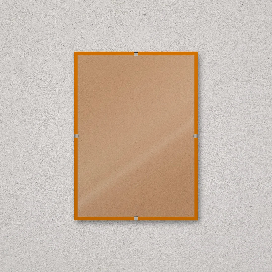 La montatura a giorno 13×18 cm a parete, senza stampa: attraverso il fronte si vede il retro in MDF