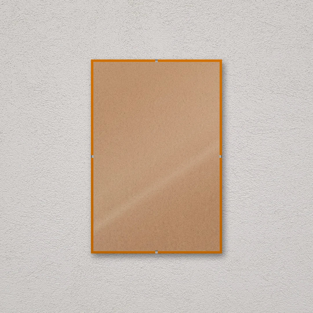 La montatura a giorno 20×30 cm a parete, senza stampa: attraverso il fronte si vede il retro in MDF