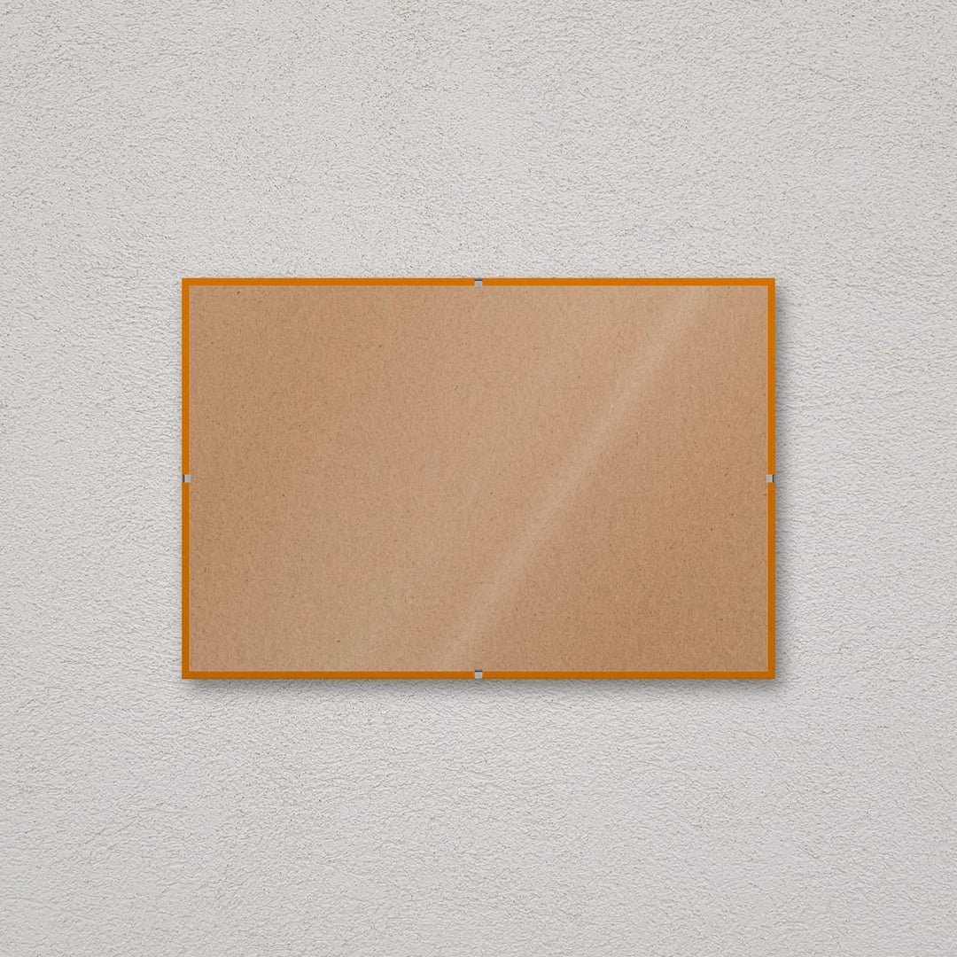 La montatura a giorno 20×30 cm a parete di traverso, senza stampa: attraverso il fronte si vede il retro in MDF
