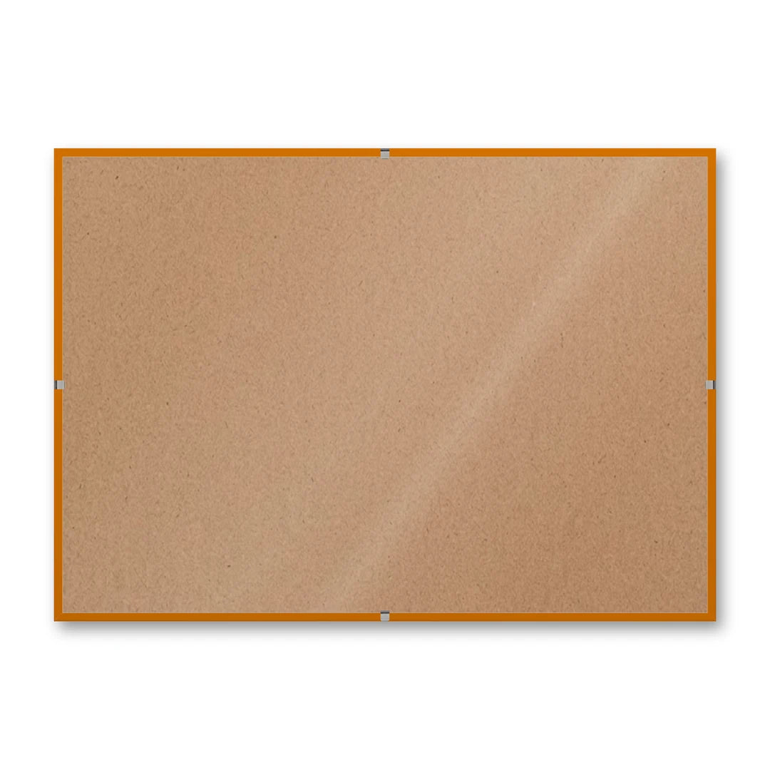 La montatura a giorno 21×29,7 cm di traverso su fondo bianco, senza stampa