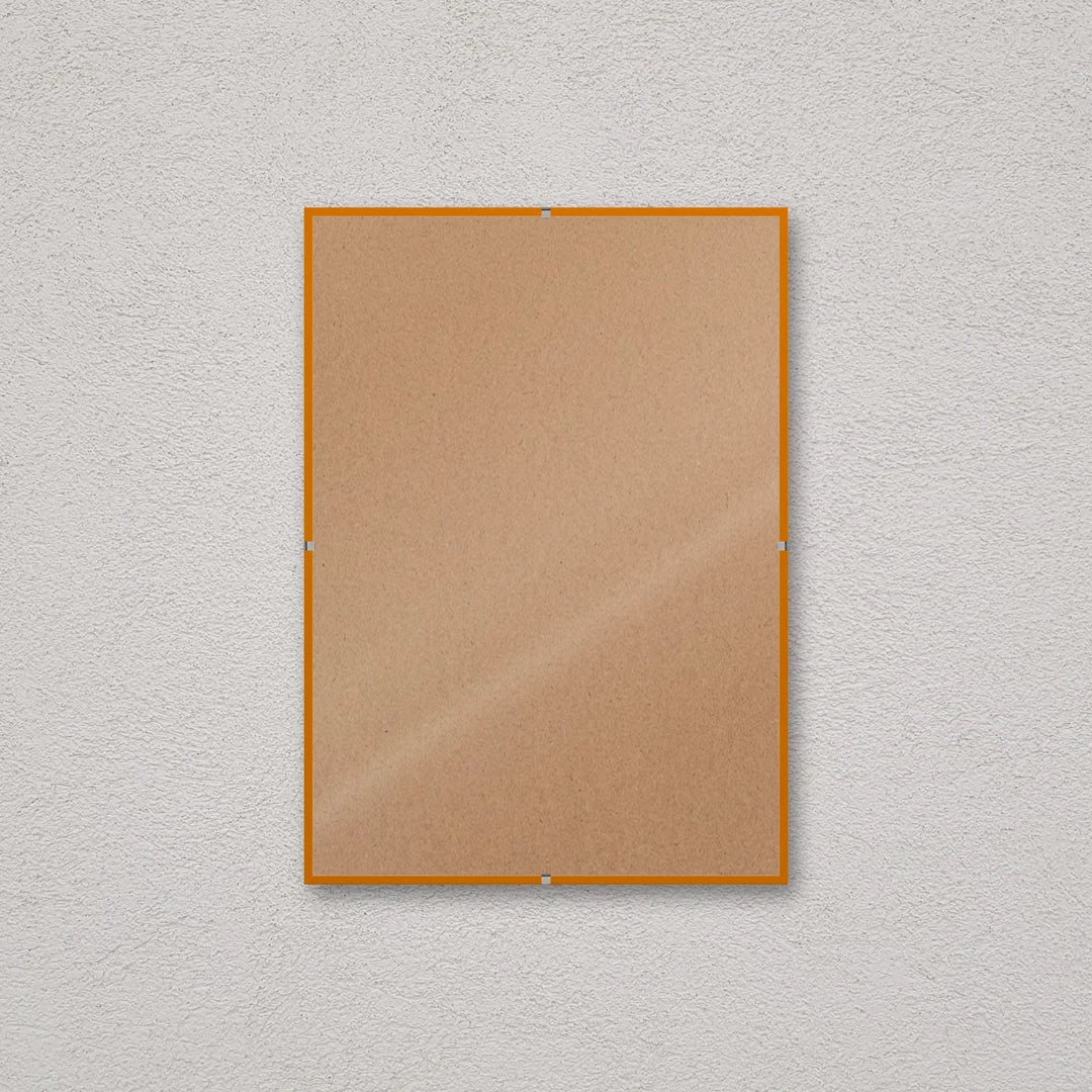 La montatura a giorno 21×29,7 cm a parete, senza stampa: attraverso il fronte si vede il retro in MDF
