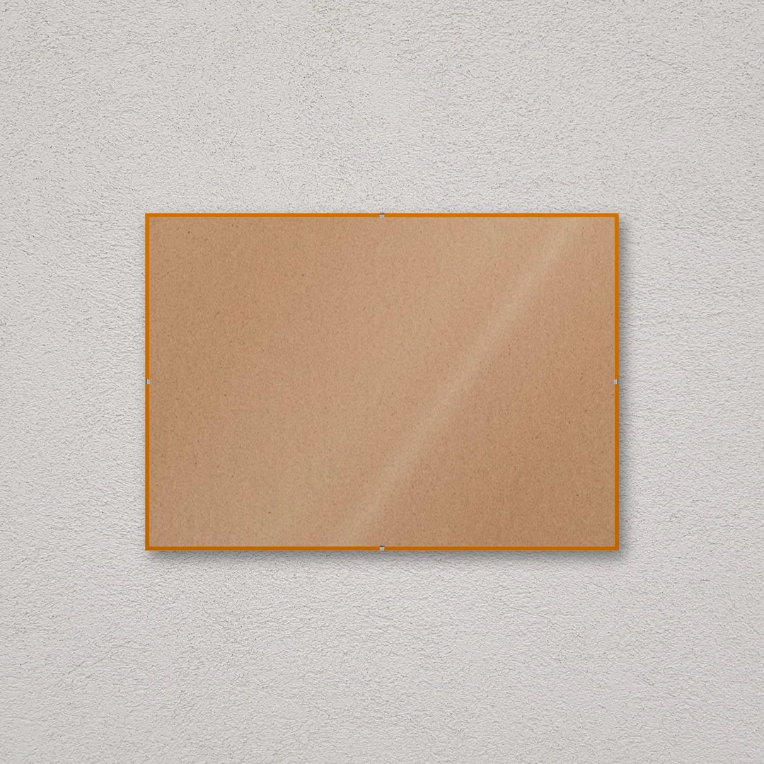 La montatura a giorno 29,7×42 cm a parete di traverso, senza stampa: attraverso il fronte si vede il retro in MDF