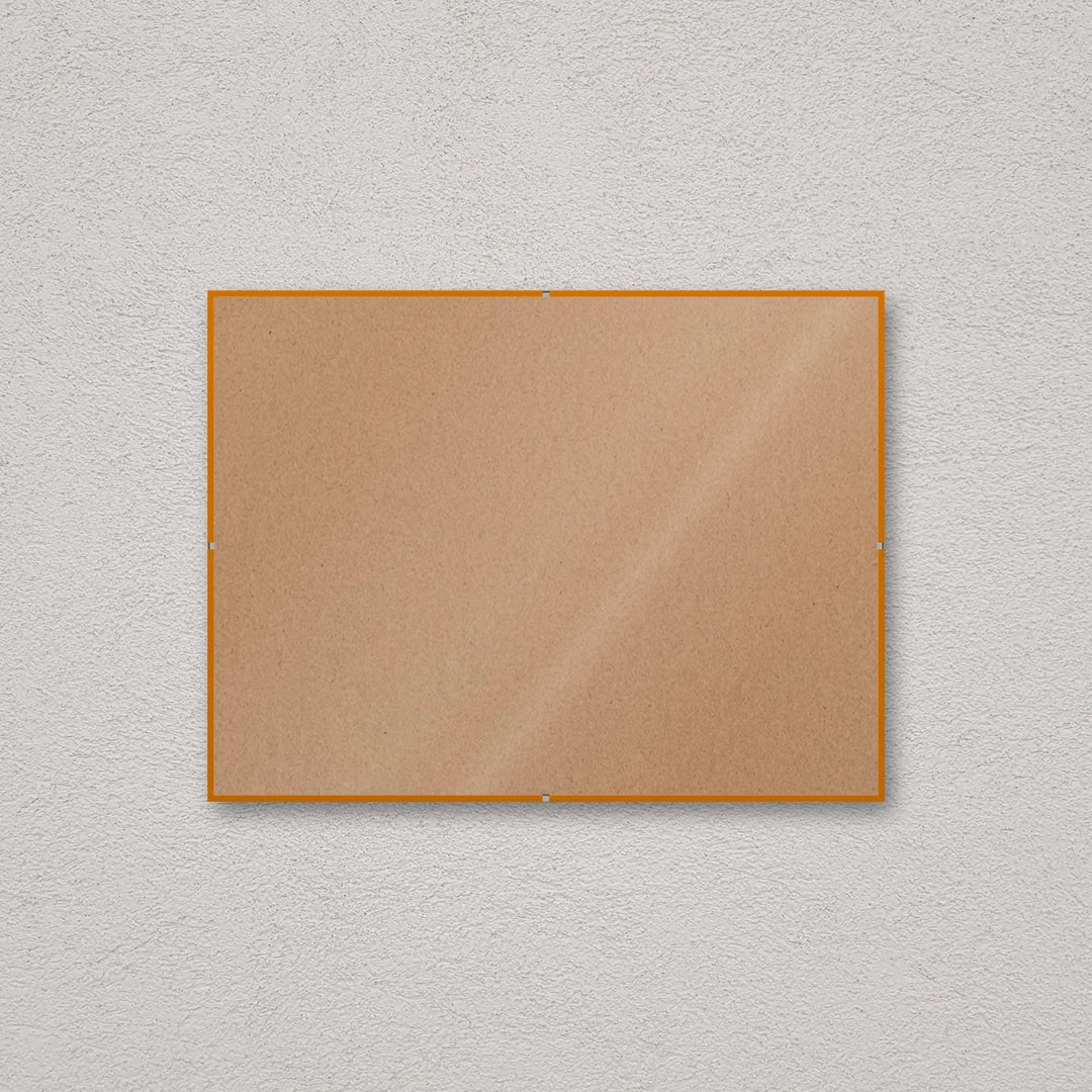 La montatura a giorno 30×40 cm a parete di traverso, senza stampa: attraverso il fronte si vede il retro in MDF