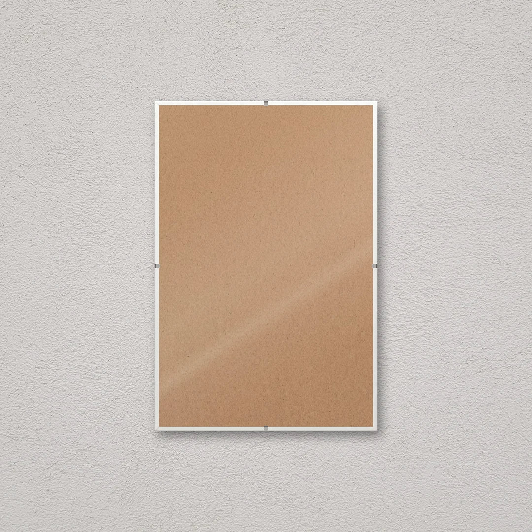 La montatura a giorno 20×30 cm a parete, senza stampa: attraverso il fronte si vede il retro in MDF