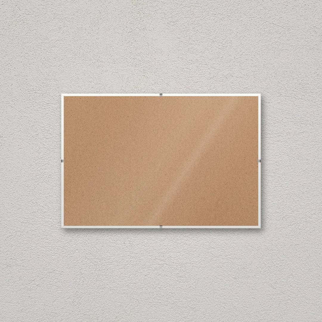La montatura a giorno 20×30 cm a parete di traverso, senza stampa: attraverso il fronte si vede il retro in MDF