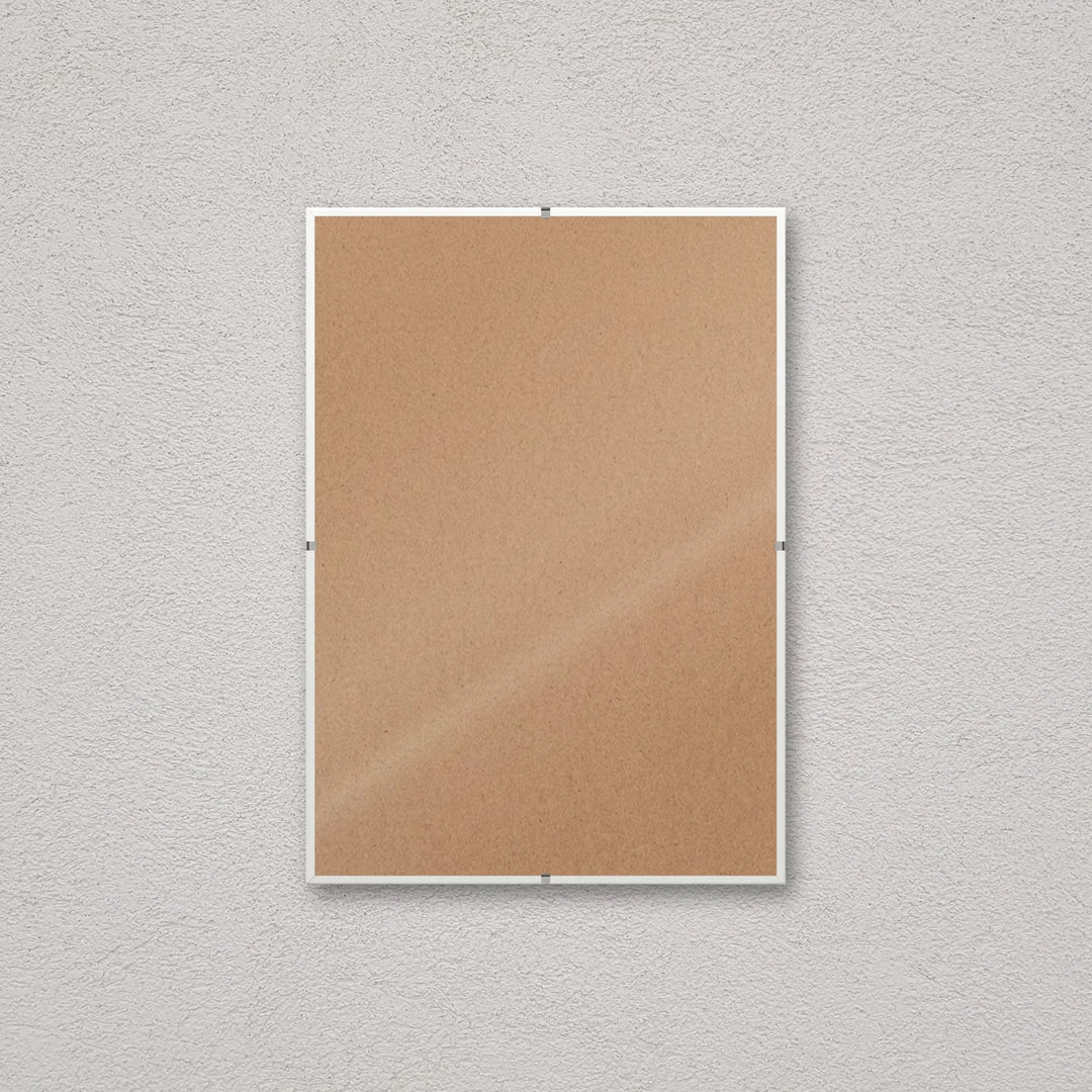 La montatura a giorno 21×30 cm a parete, senza stampa: attraverso il fronte si vede il retro in MDF