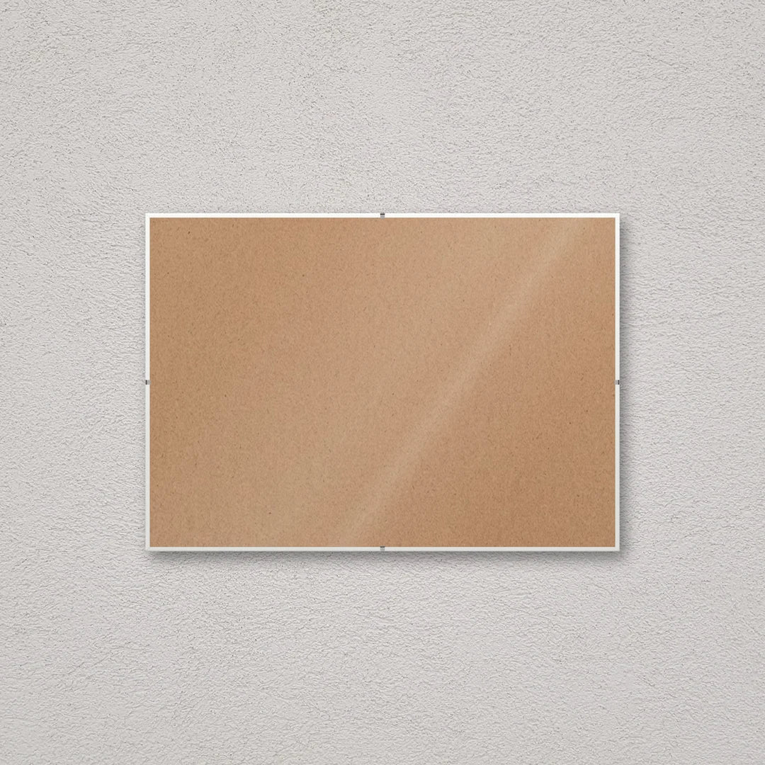 La montatura a giorno 29,7×42 cm a parete di traverso, senza stampa: attraverso il fronte si vede il retro in MDF