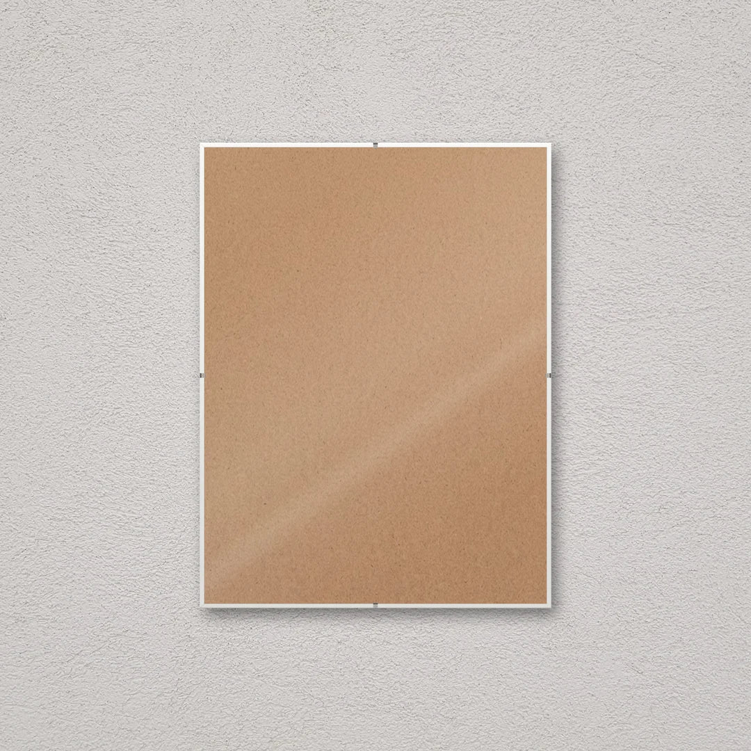 La montatura a giorno 30×40 cm a parete, senza stampa: attraverso il fronte si vede il retro in MDF