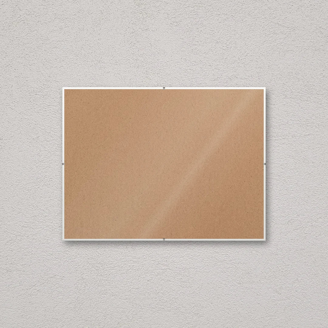 La montatura a giorno 30×40 cm a parete di traverso, senza stampa: attraverso il fronte si vede il retro in MDF