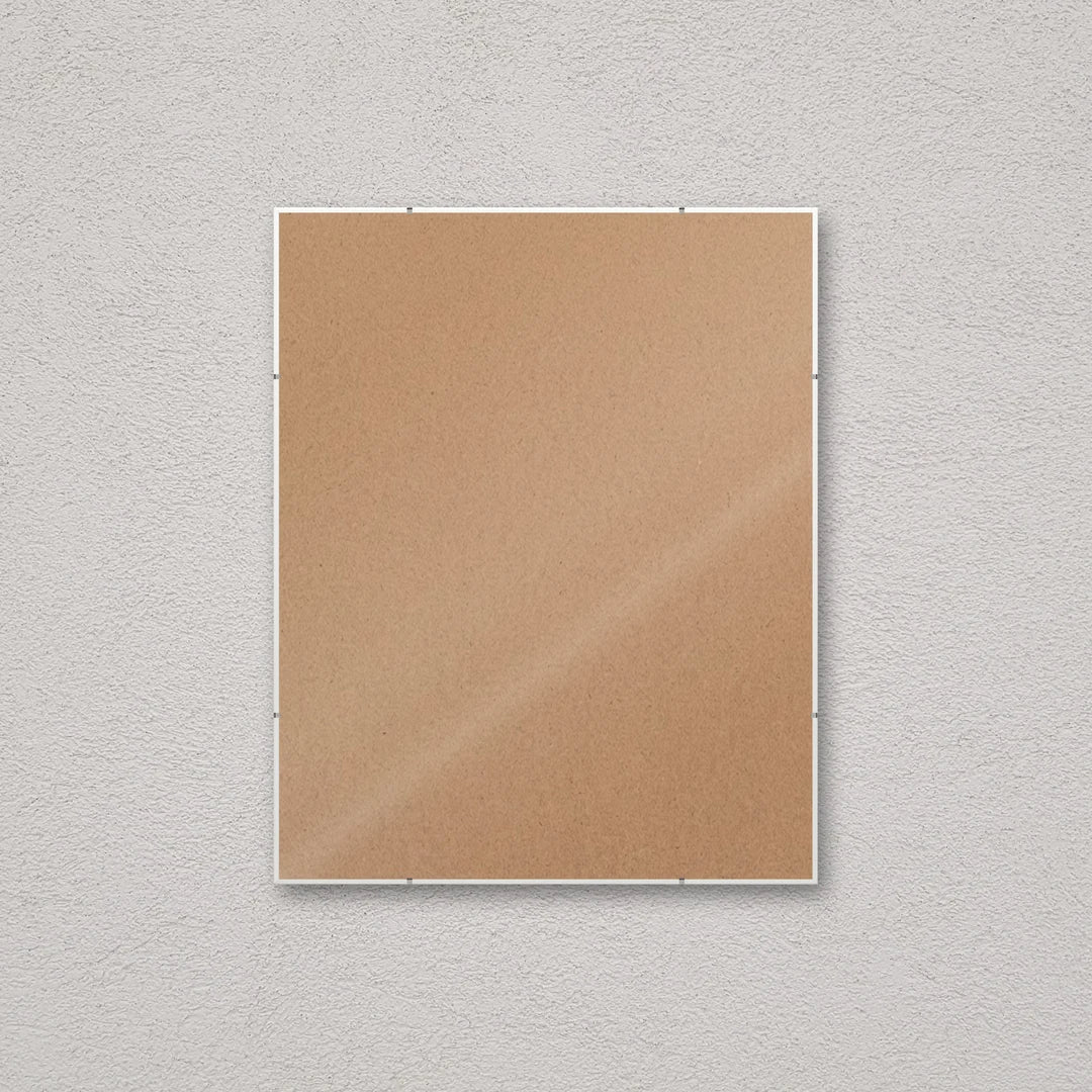 La montatura a giorno 40×50 cm a parete, senza stampa: attraverso il fronte si vede il retro in MDF