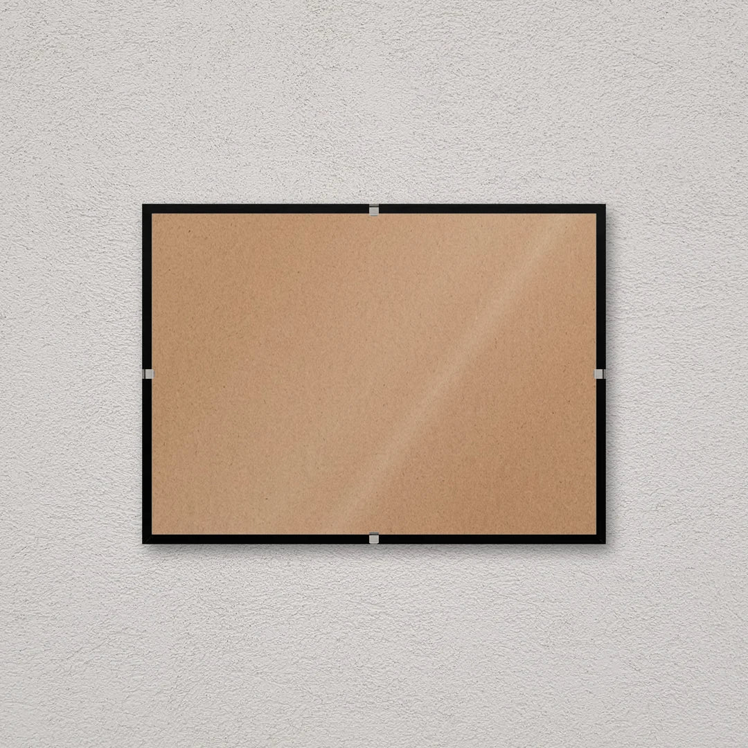 La montatura a giorno 13×18 cm a parete di traverso, senza stampa: attraverso il fronte si vede il retro in MDF