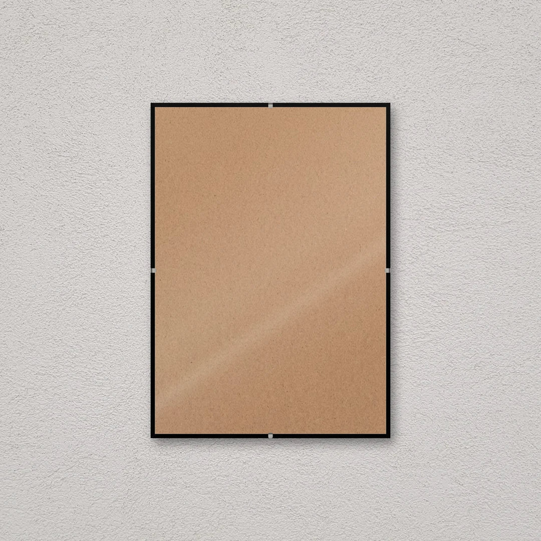 La montatura a giorno 21×29,7 cm a parete, senza stampa: attraverso il fronte si vede il retro in MDF