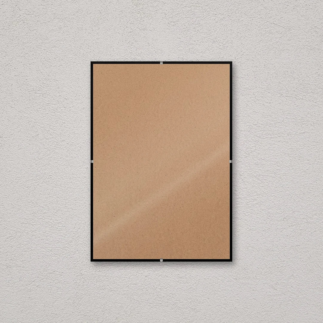 La montatura a giorno 21×30 cm a parete, senza stampa: attraverso il fronte si vede il retro in MDF