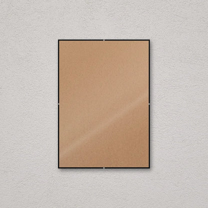 La montatura a giorno 29,7×42 cm a parete, senza stampa: attraverso il fronte si vede il retro in MDF
