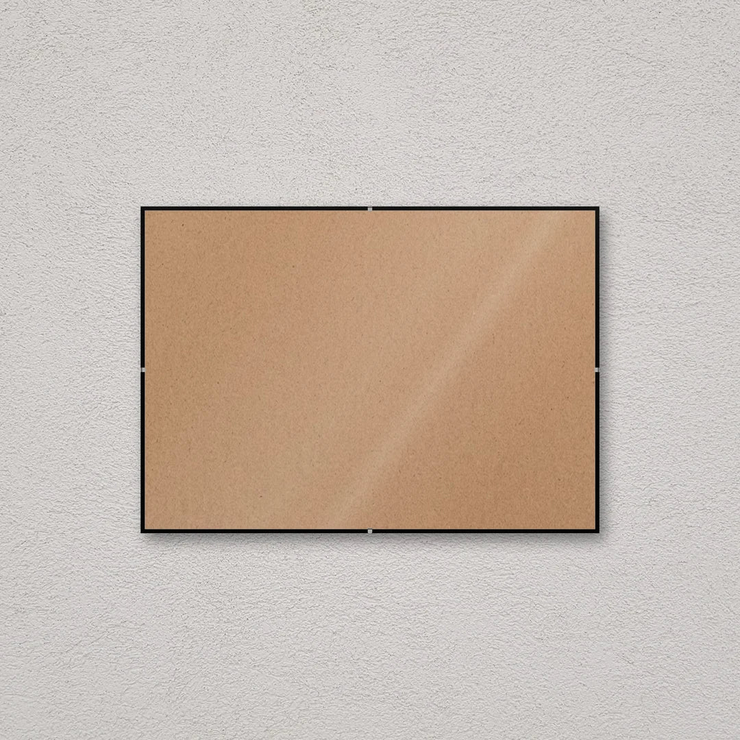 La montatura a giorno 29,7×42 cm a parete di traverso, senza stampa: attraverso il fronte si vede il retro in MDF