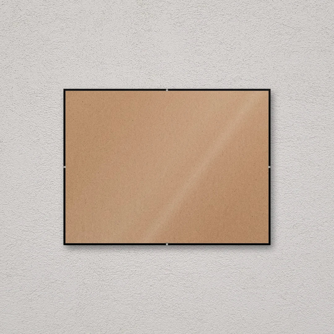 La montatura a giorno 30×40 cm a parete di traverso, senza stampa: attraverso il fronte si vede il retro in MDF