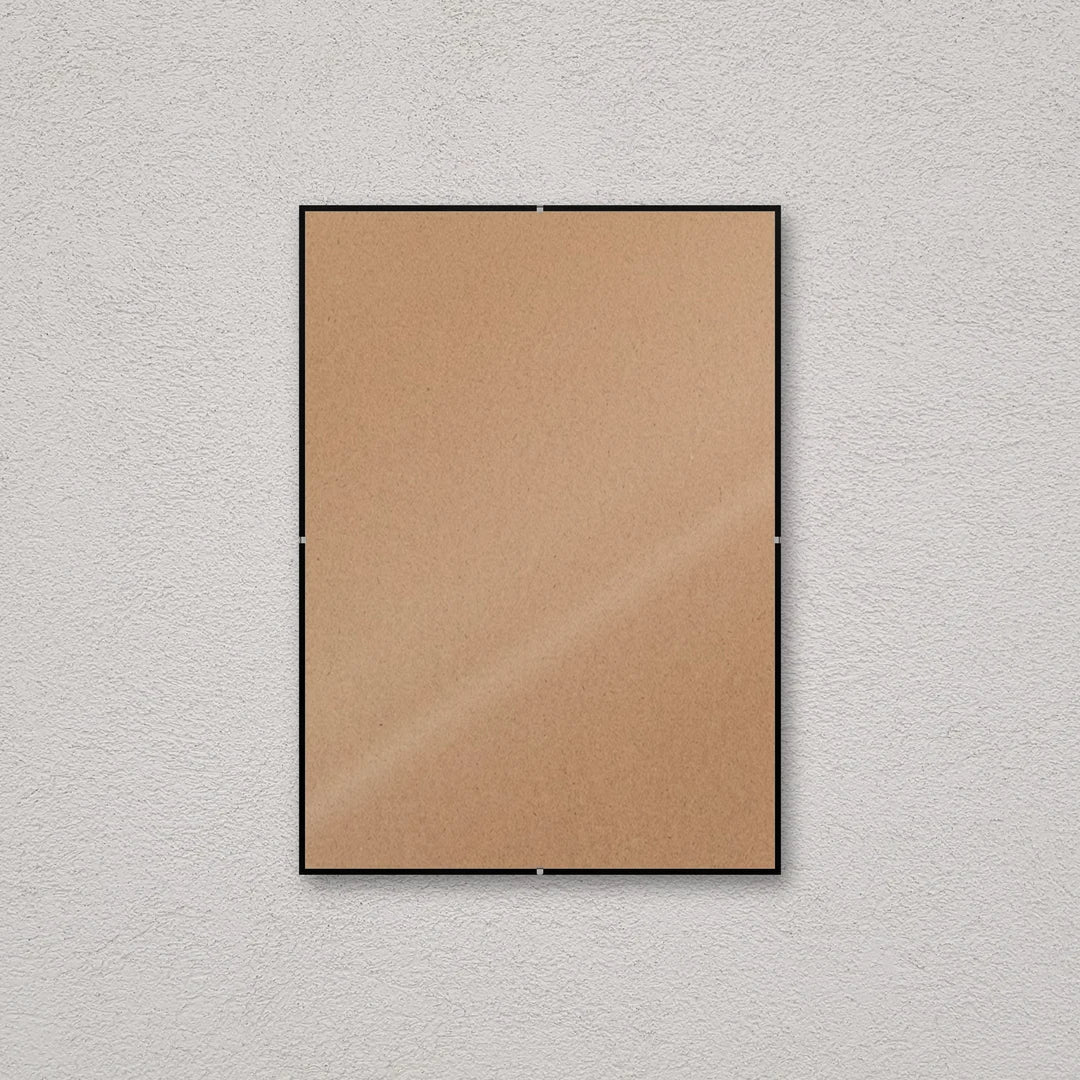 La montatura a giorno 30×42 cm a parete, senza stampa: attraverso il fronte si vede il retro in MDF