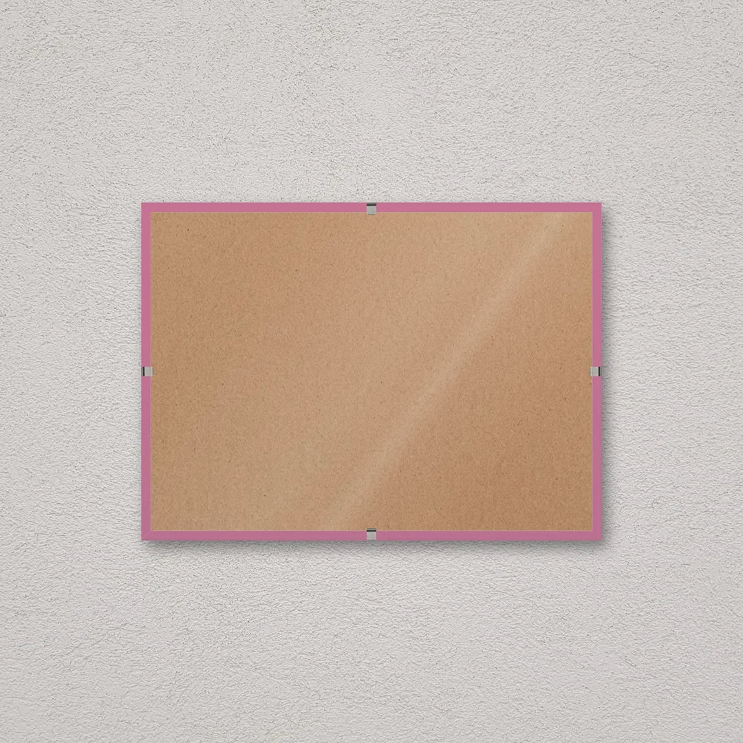 La montatura a giorno 13×18 cm a parete di traverso, senza stampa: attraverso il fronte si vede il retro in MDF