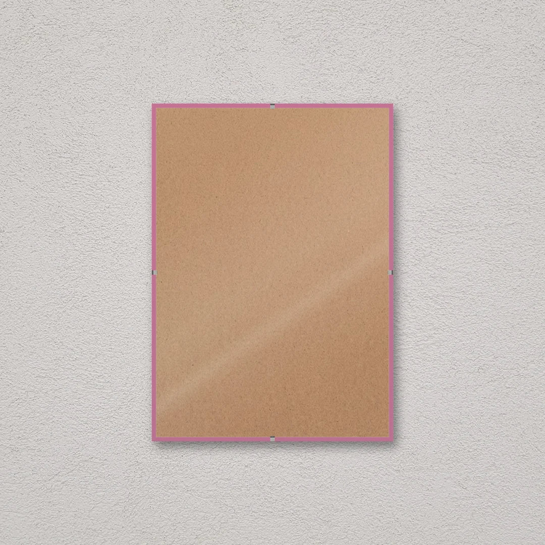La montatura a giorno 21×29,7 cm a parete, senza stampa: attraverso il fronte si vede il retro in MDF