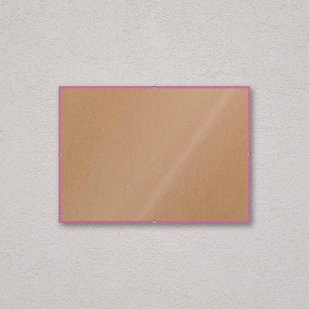 La montatura a giorno 21×29,7 cm a parete di traverso, senza stampa: attraverso il fronte si vede il retro in MDF