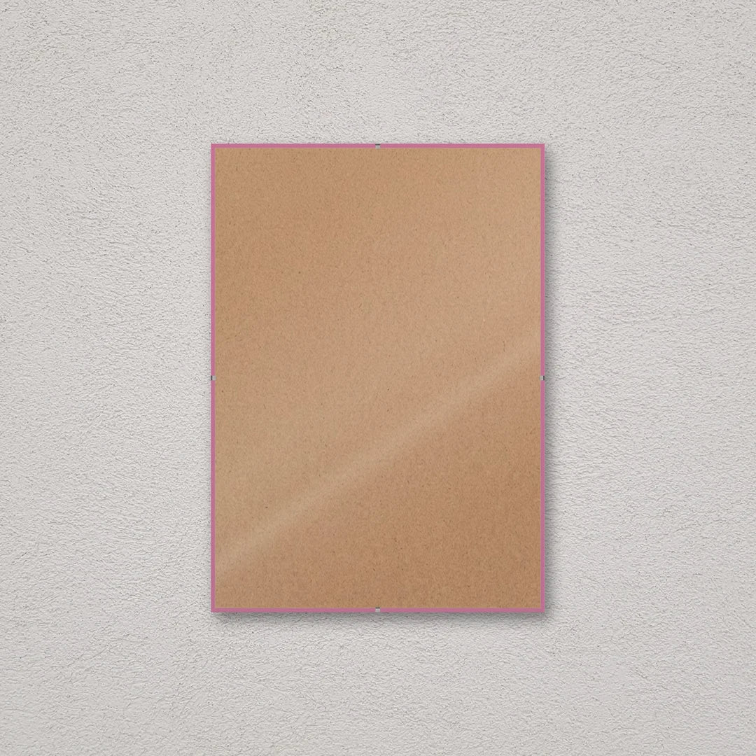 La montatura a giorno 29,7×42 cm a parete, senza stampa: attraverso il fronte si vede il retro in MDF