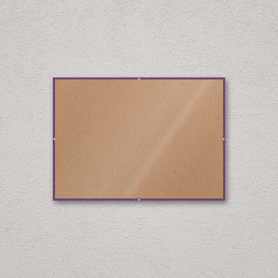 La montatura a giorno 21×29,7 cm a parete di traverso, senza stampa: attraverso il fronte si vede il retro in MDF