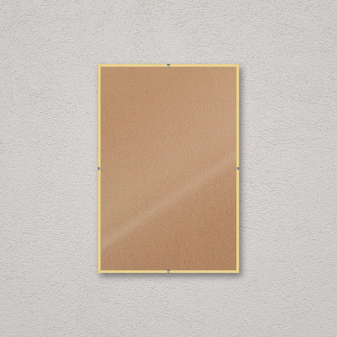 La montatura a giorno 20×30 cm a parete, senza stampa: attraverso il fronte si vede il retro in MDF