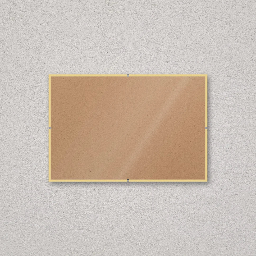 La montatura a giorno 20×30 cm a parete di traverso, senza stampa: attraverso il fronte si vede il retro in MDF