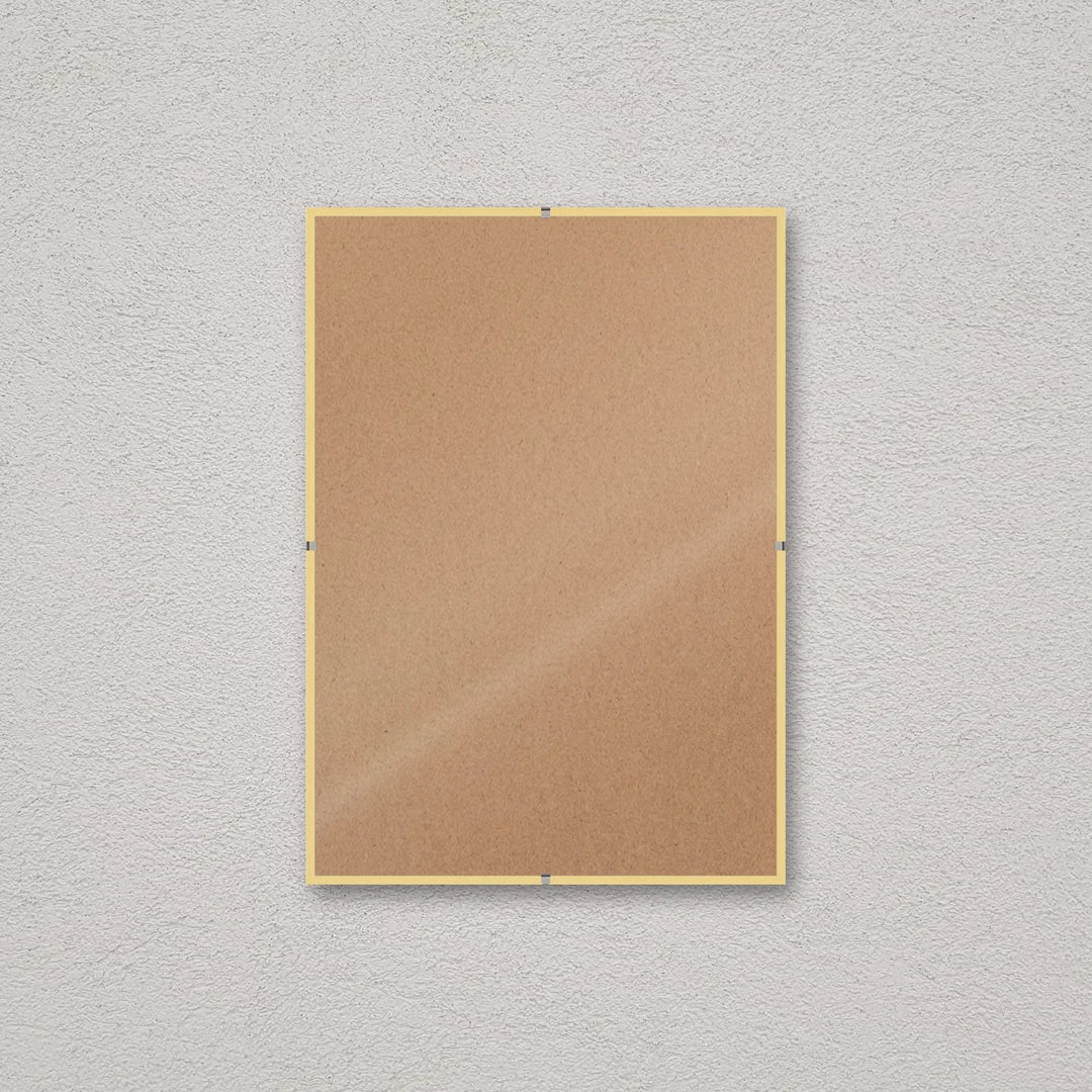 La montatura a giorno 21×30 cm a parete, senza stampa: attraverso il fronte si vede il retro in MDF