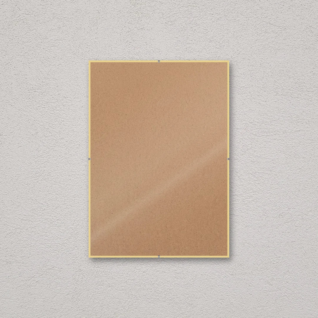 La montatura a giorno 29,7×42 cm a parete, senza stampa: attraverso il fronte si vede il retro in MDF
