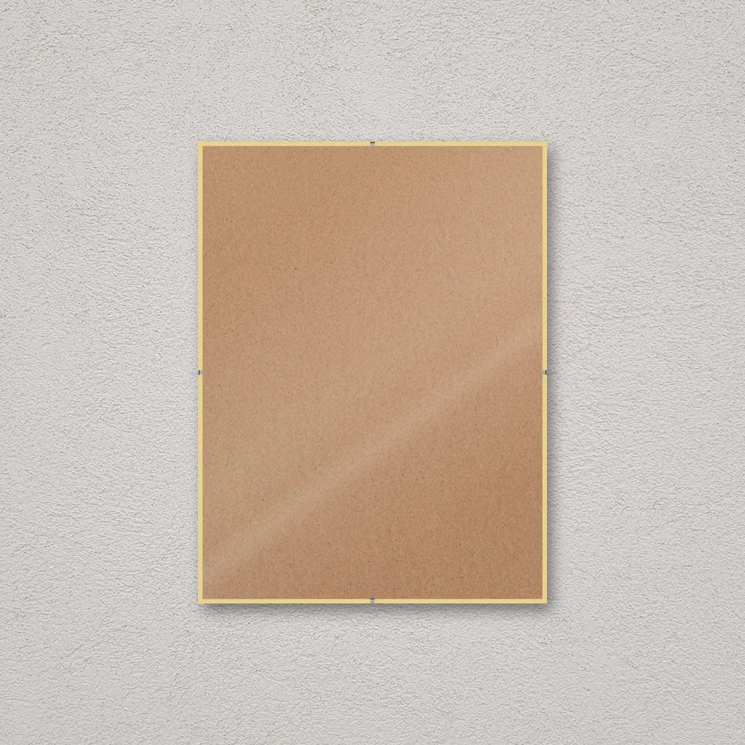 La montatura a giorno 30×40 cm a parete, senza stampa: attraverso il fronte si vede il retro in MDF